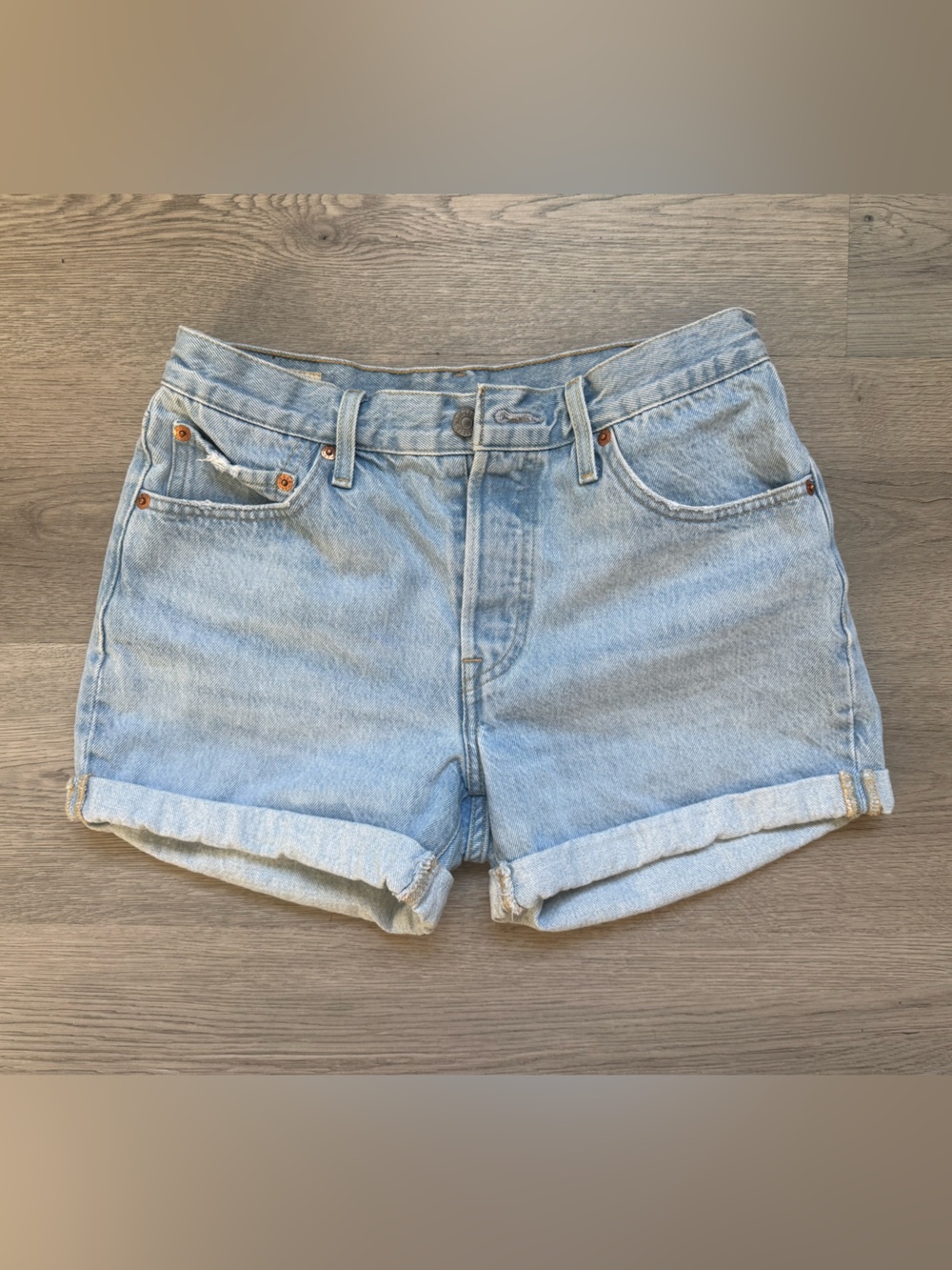 Levi’s High Rise Rolled Mom Shorts Size 26 Light Wash